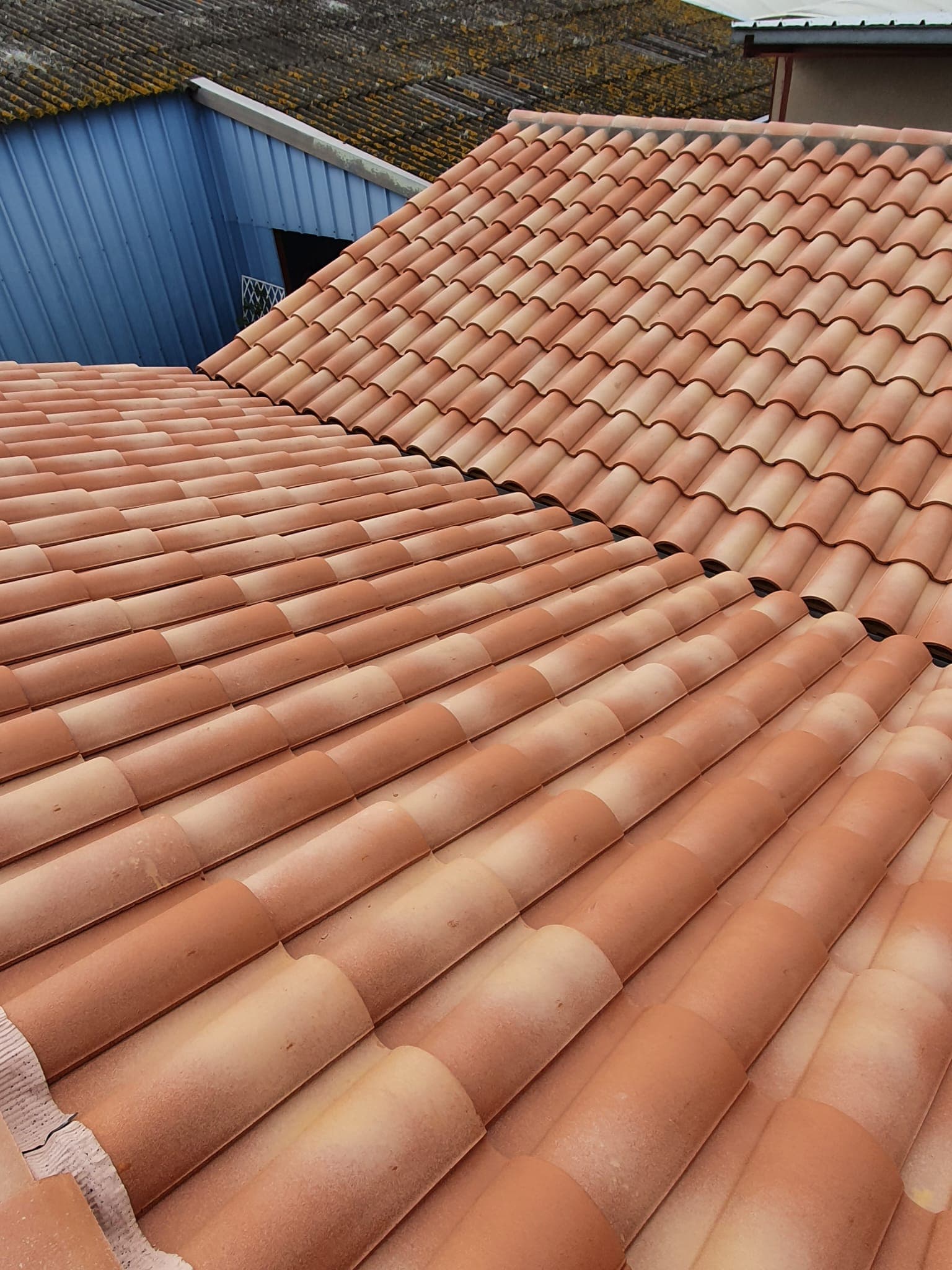 Tuiles d'une toiture en bon état de surface