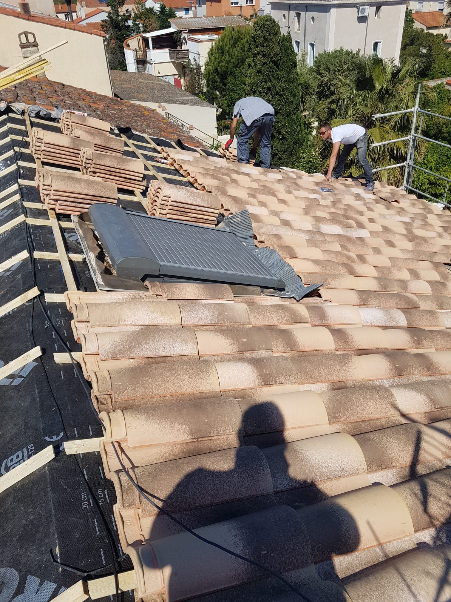 Travaux de rénovation sur une toiture en tuiles