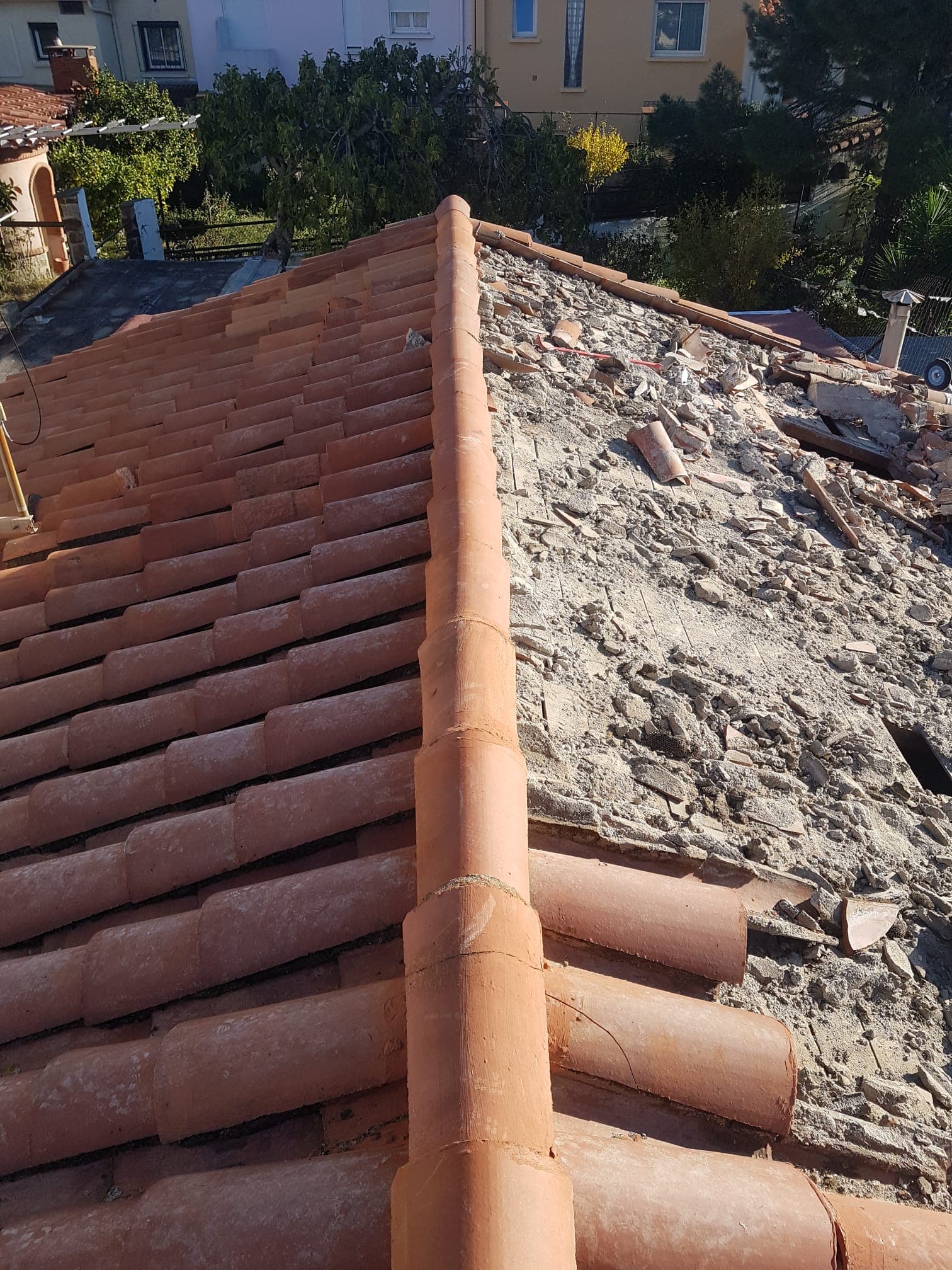 Couverture en cours de rénovation avec tuiles déposées
