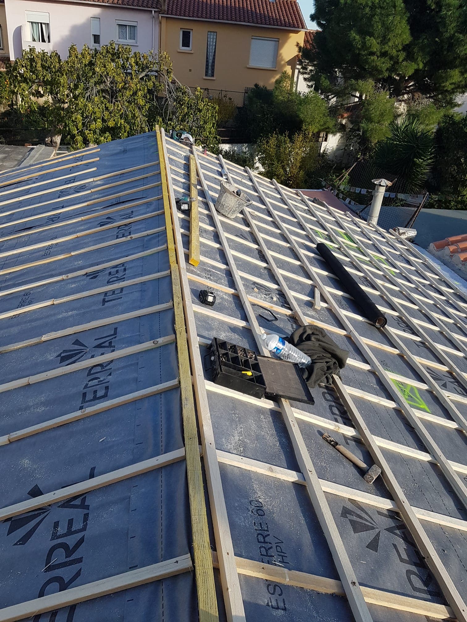 Éléments visibles sous une couverture pendant des travaux