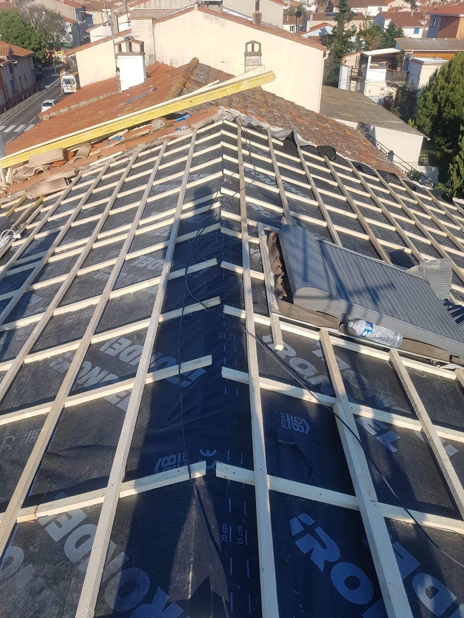 Préparation d’une toiture avant remise en place des tuiles