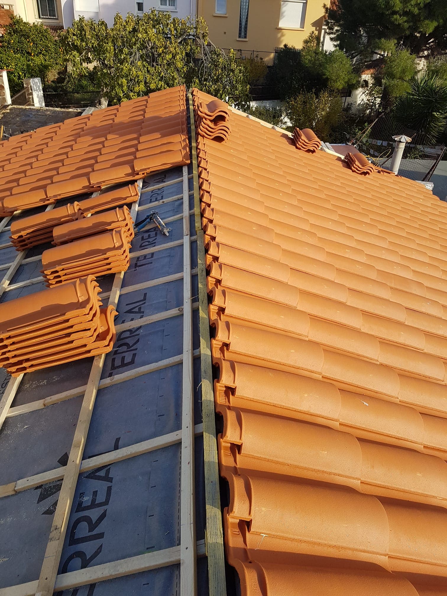 Repose des tuiles sur une couverture en rénovation