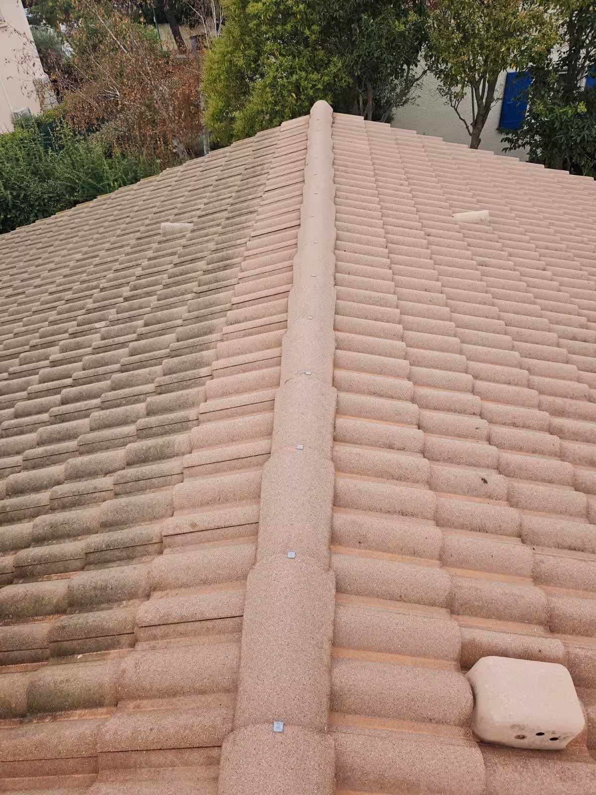 Couverture en tuiles terminée avec son faîtage