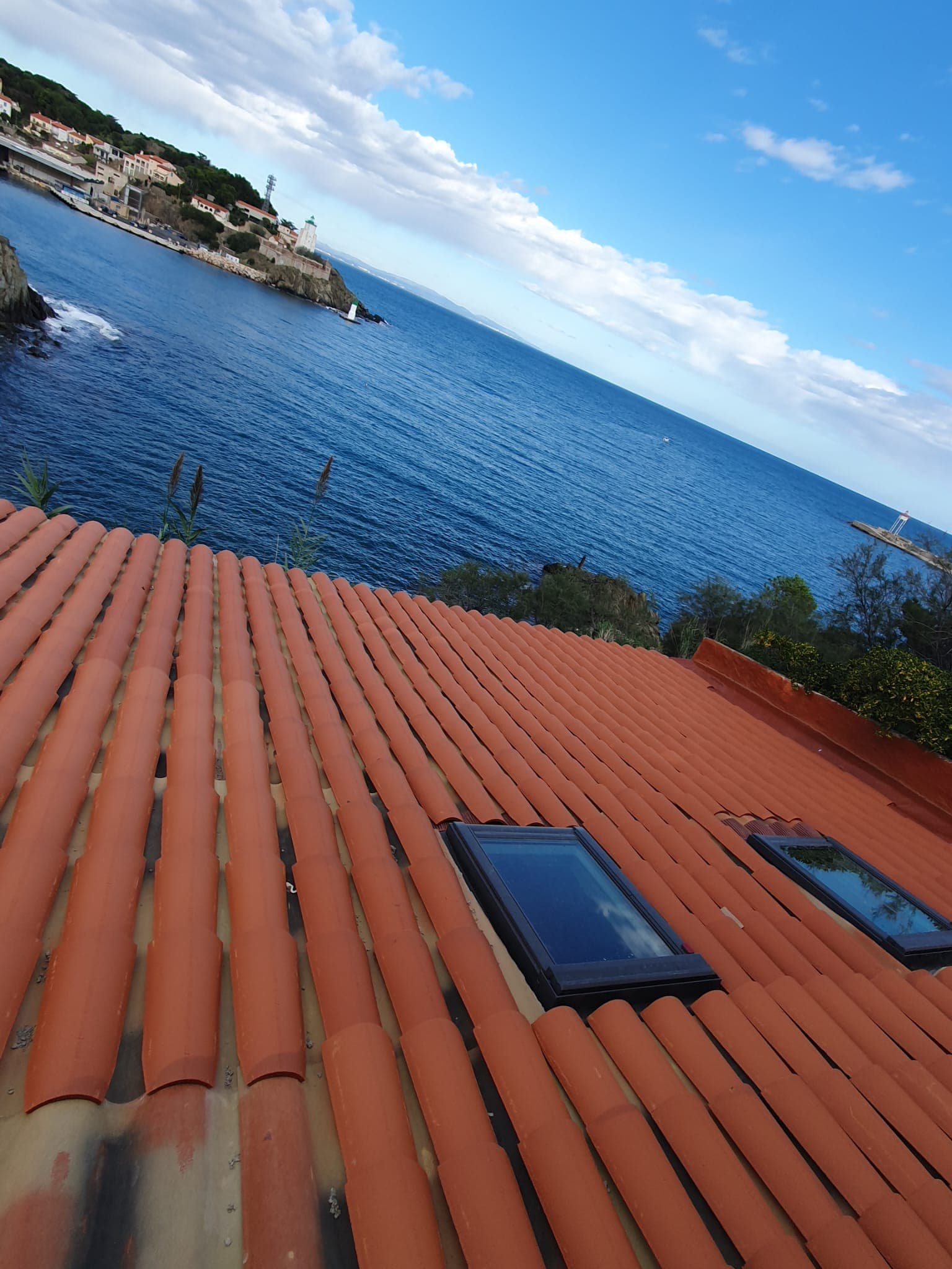 Vue d’ensemble d’une couverture en tuiles après travaux
