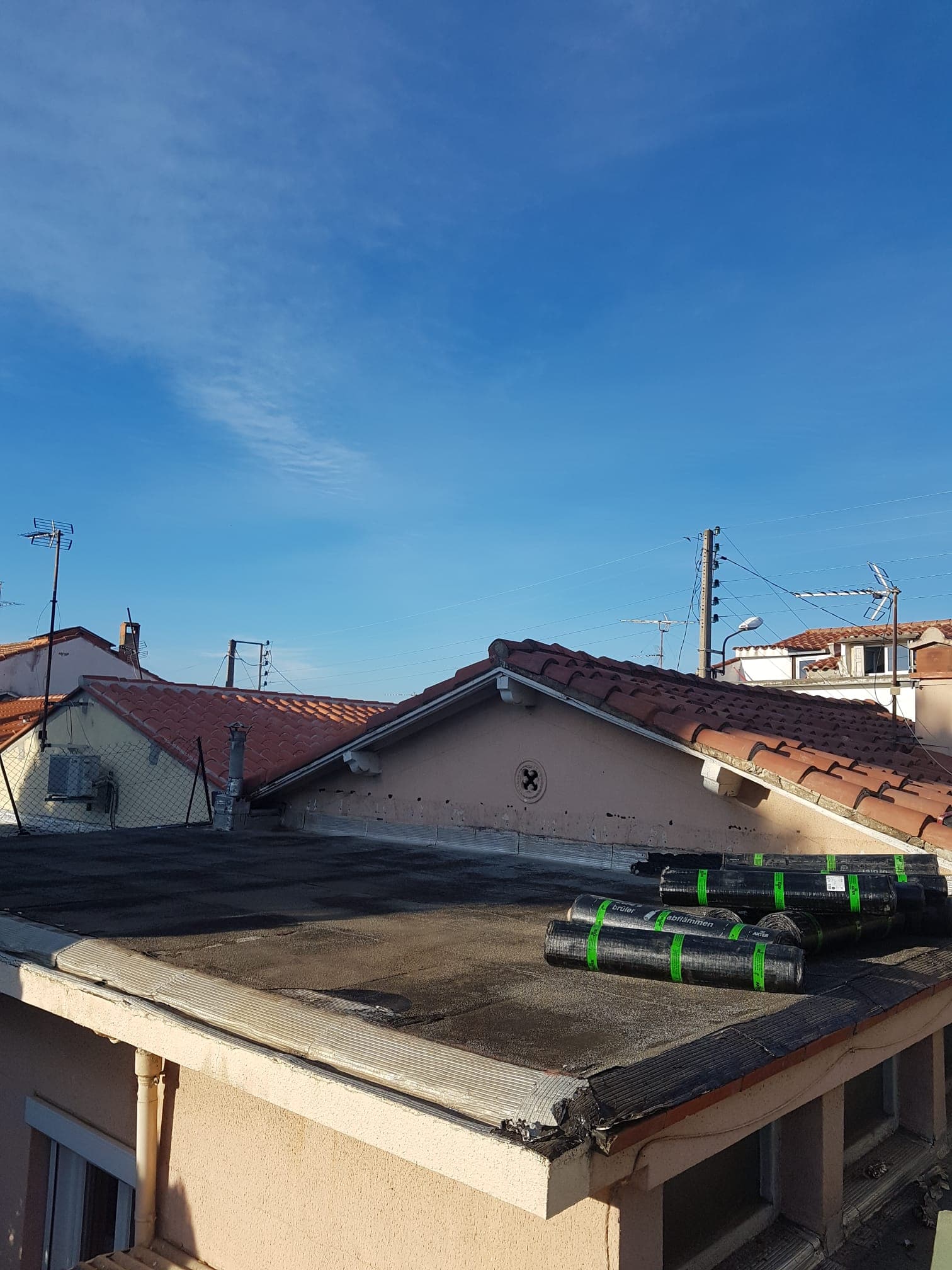 Travaux de réfection sur une toiture en tuiles