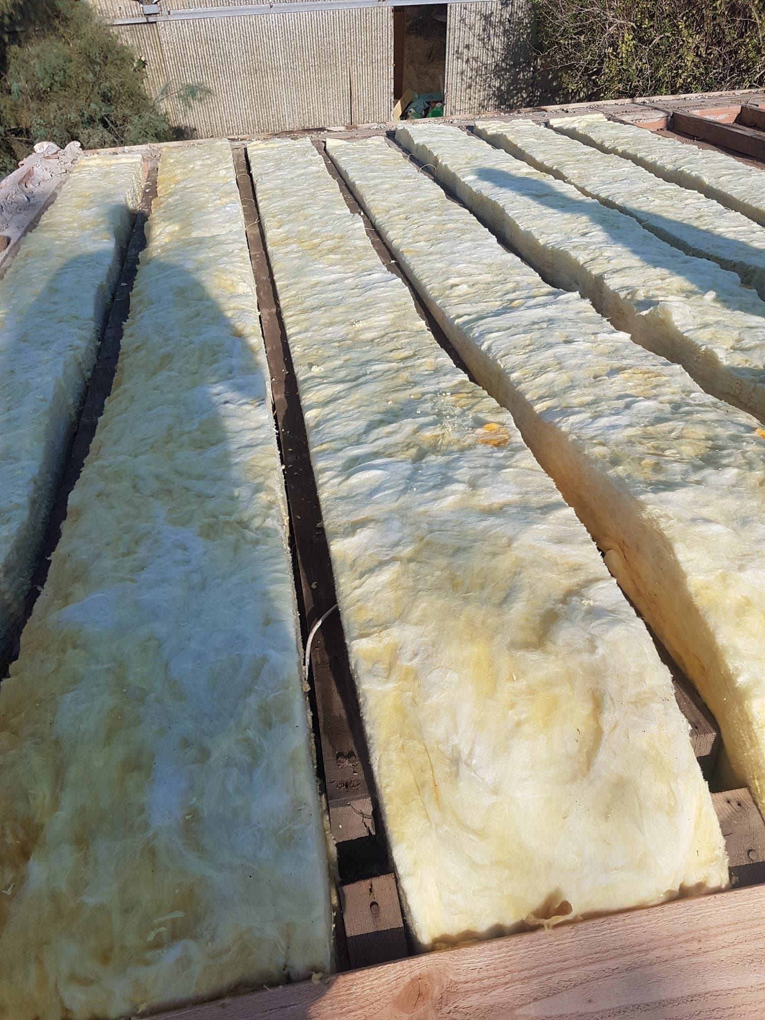 Travail de préparation sur un pan de toiture