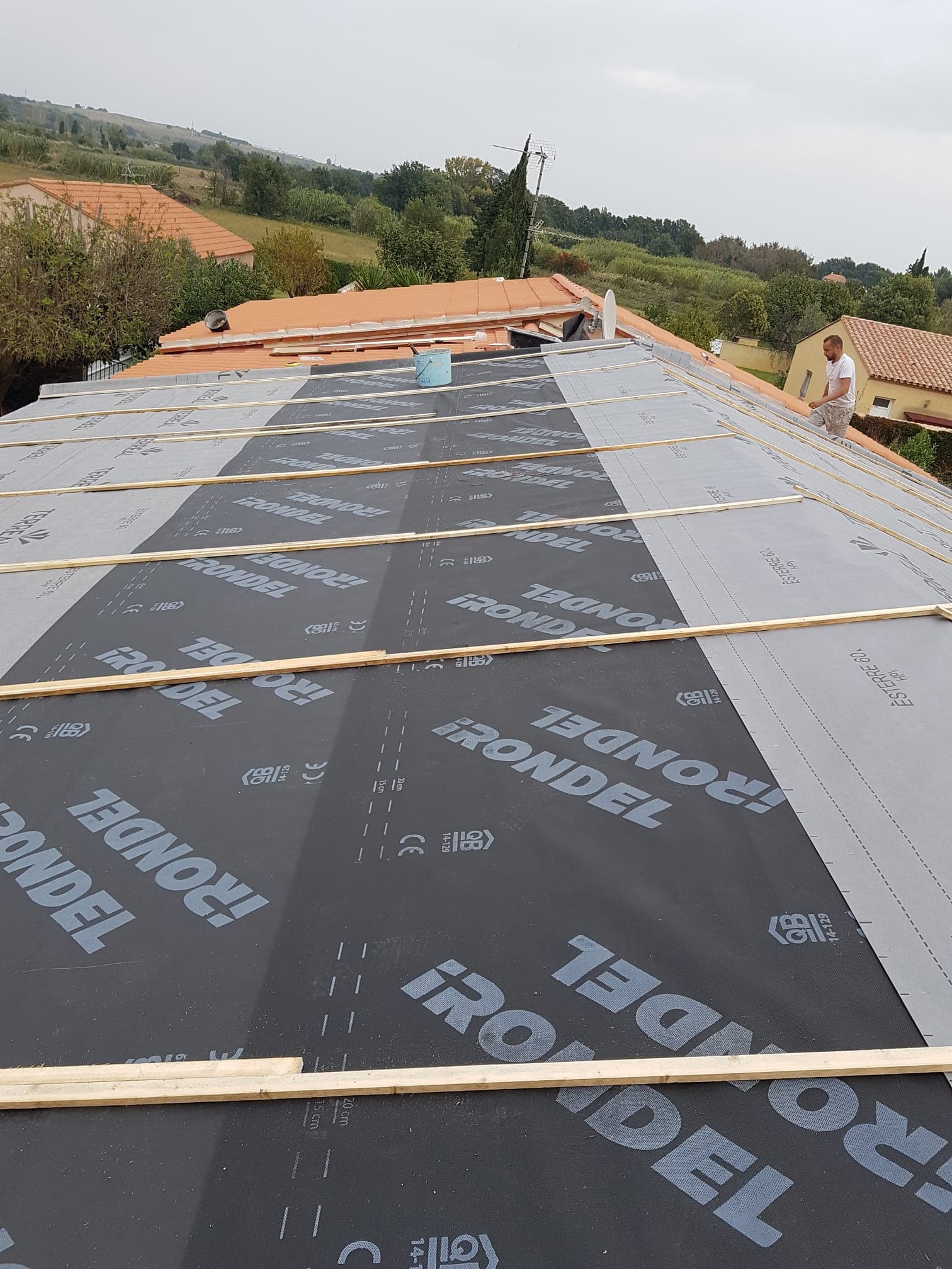 Rénovation d’une couverture en tuiles avec écran sous-toiture et liteaux