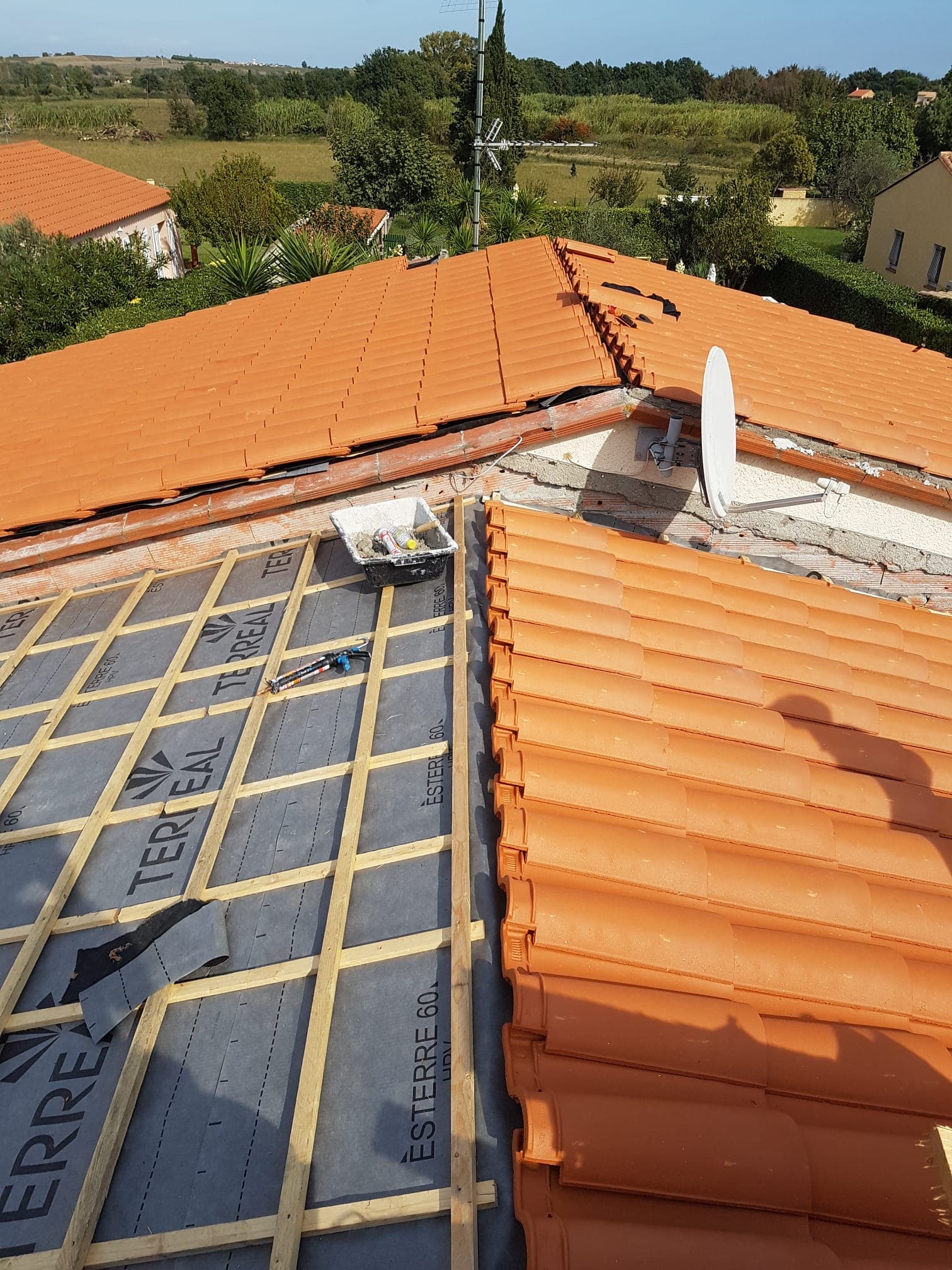 Écran sous-toiture et liteaux visibles pendant des travaux de couverture