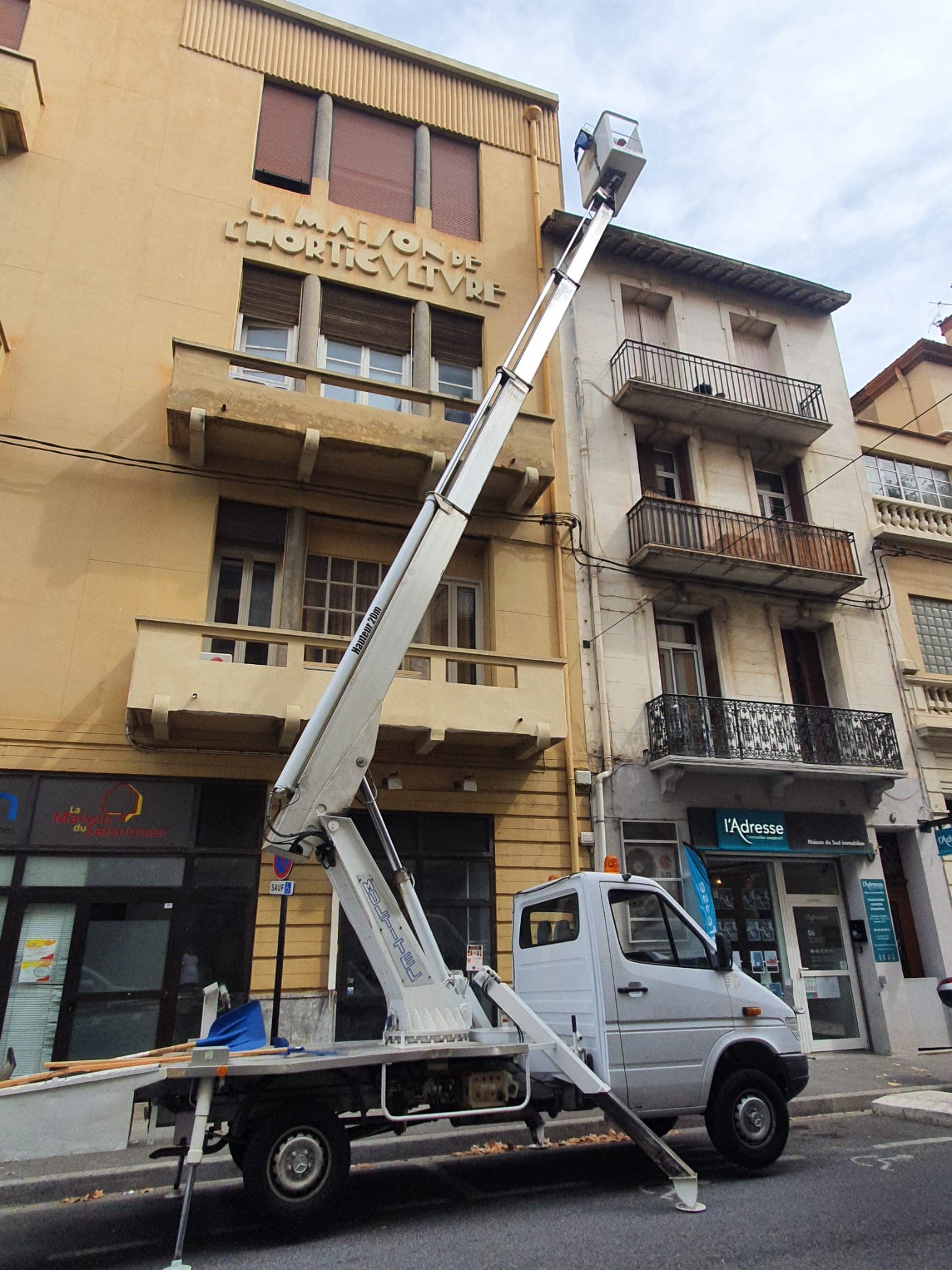 Vue générale d’une couverture en tuiles après progression des travaux