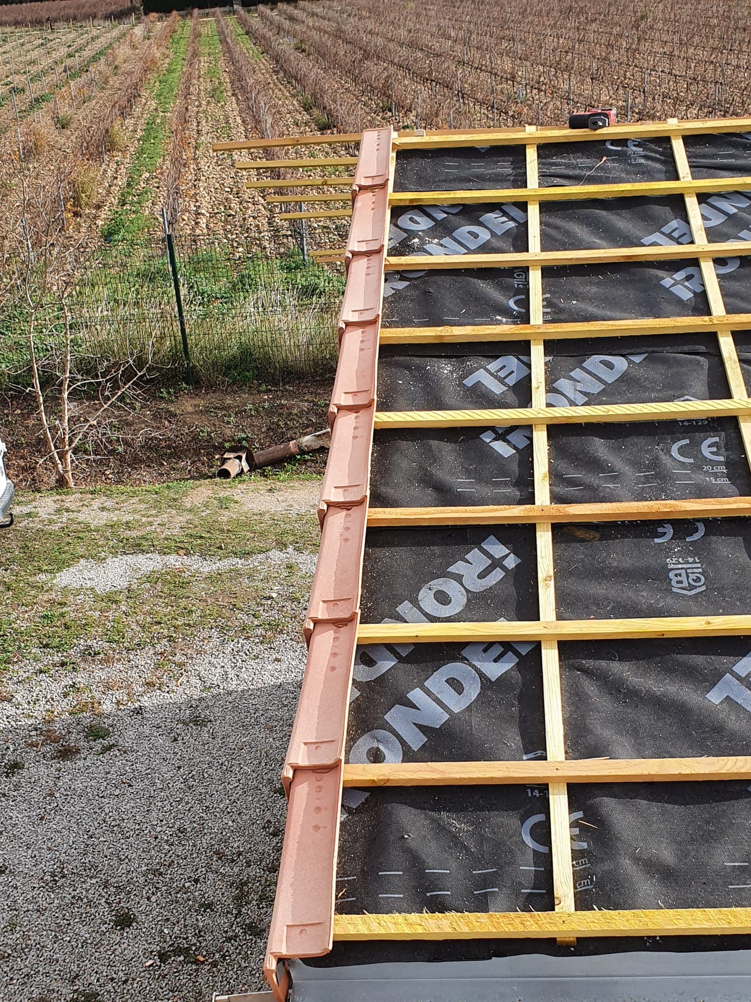 Travaux de couverture sur une toiture en tuiles