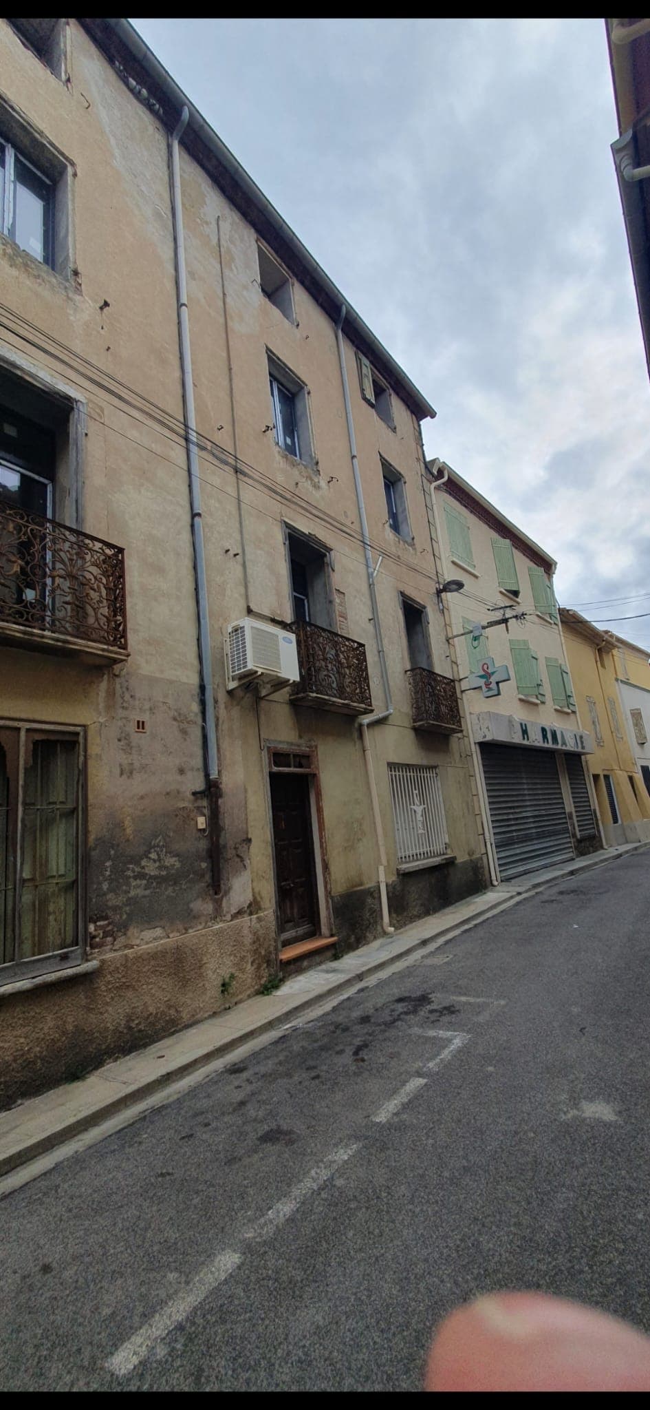 Éléments de toiture visibles pendant des travaux de couverture