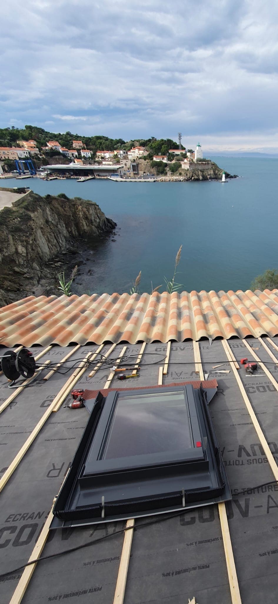 Vue d’ensemble d’une toiture en cours de travaux