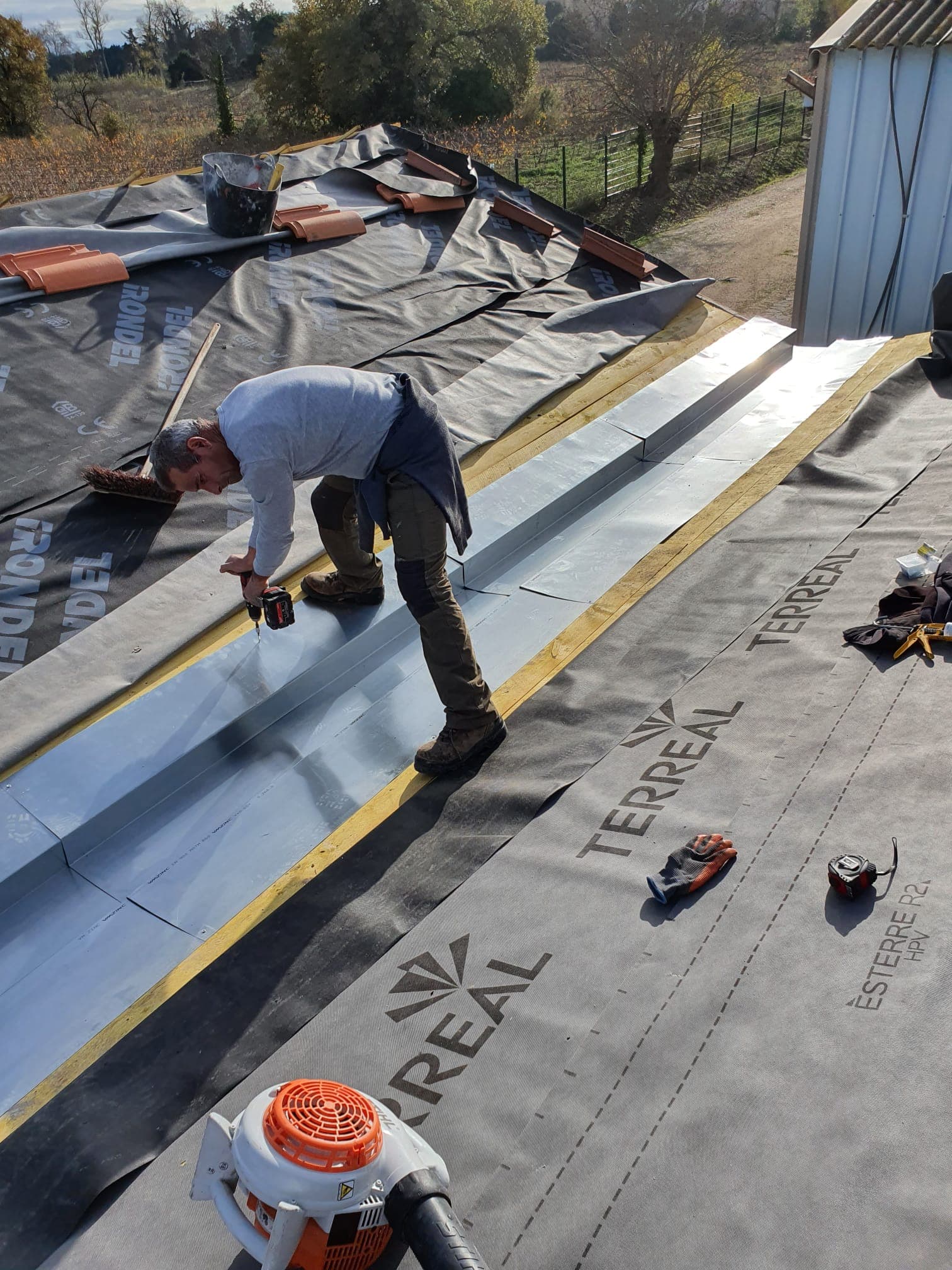 Détail de travaux de zinguerie sur une toiture